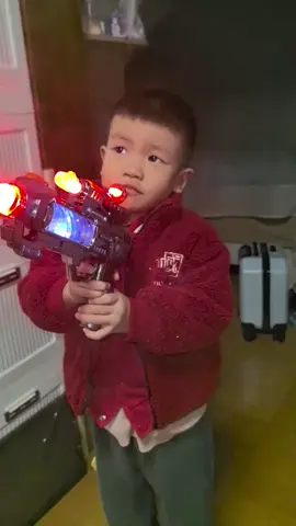 Đồ chơi ngầu kết hợp với em bé ngầu thật là ngầu #xuhuong #dochoichobe #dochoi 