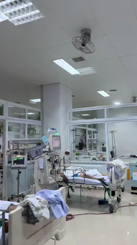 Nếu bạn có 1 ngày tồi tệ vs cs này,Làm ơn hãy nhớ rằng. ở đâu đó trên thế giới này Vẫn có người đag chiến đấu cho từg sinhmệnh#icu#bvđkvungtaynguyen#🩺🩺🩺🩺🩺👩‍⚕️👩‍⚕️👩‍⚕️👨‍⚕️👨‍⚕️👨‍⚕️