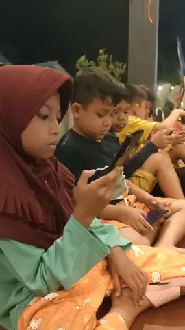 zaman anak2 Skrang suka nongkrong main hp,😁#game #TikTokLIVE #LIVE #fypシ 