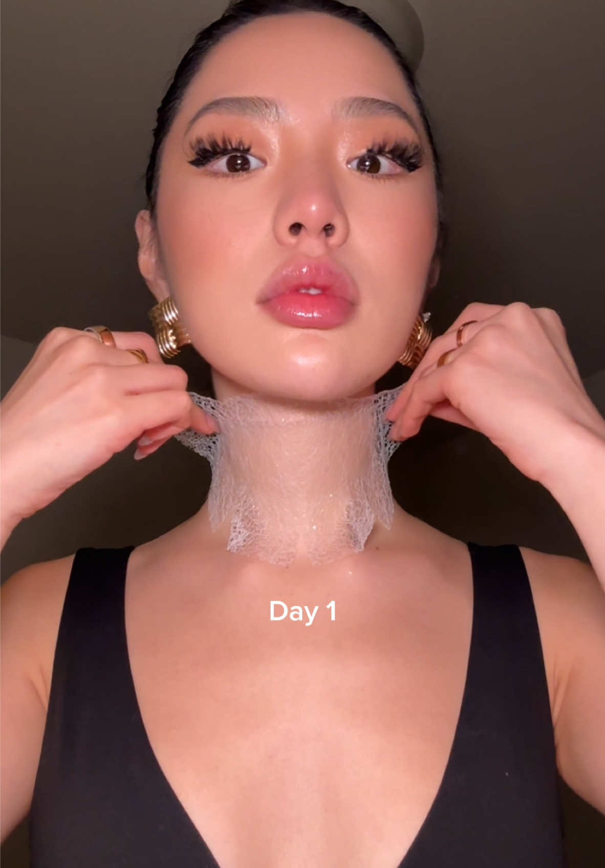 Your neck deserves some love too!! Testing out the neck mask + retinal serum from @Meditherapy - do we see the difference? This is meant to really minimize your lines overtime - I’ll be using the serum on my face too🙂‍↕️🙂‍↕️ #meditherapy #retinalskinbooster #meditherapyserum #wrinklefit #boostingroller #meditherapyskinbooster 