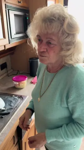 Oma und ihr Lieblingsparfüm 😅 #parfum #oma #gut 