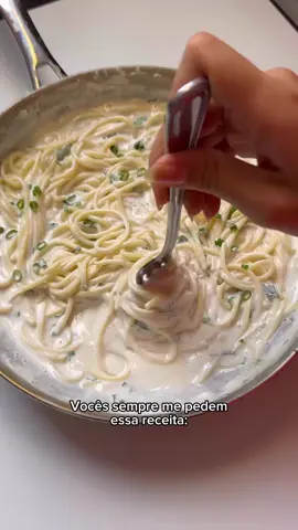 Macarrão ao molho branco fit 🍝 Contei com a ajuda dos produtos light da @tirolezqueijos 🧀 para deixar o molho bem cremoso e saboroso! Eles são reduzidos em gorduras e calorias e têm mais proteínas em comparação à versão tradicional, mas ainda com muito sabor! ✨ Ingredientes do molho: - 1/2 cebola pequena picada - 2csp cheia de creme de ricota light - 60g; - 2csp cheia de requeijão cremoso light - 60g; - 2 a 3 conchas da água do cozimento do macarrão; - 1 fatia de queijo mussarela light; - Sal e pimenta a gosto. Rendimento: Essa quantidade de molho foi suficiente para 180g de macarrão cozido! Como fazer? 1. Cozinhe o macarrão e reserve a água de cozimento; 2. Em uma frigideira, refogue a cebola e junte com o creme de ricota e requeijão; 3. Adicione o macarrão e a água do cozimento aos poucos. Misture bem para o molho incorporar; #receitaslowcarb #emagrecimento #receitasfit #macarrao #receitafit #fyp 