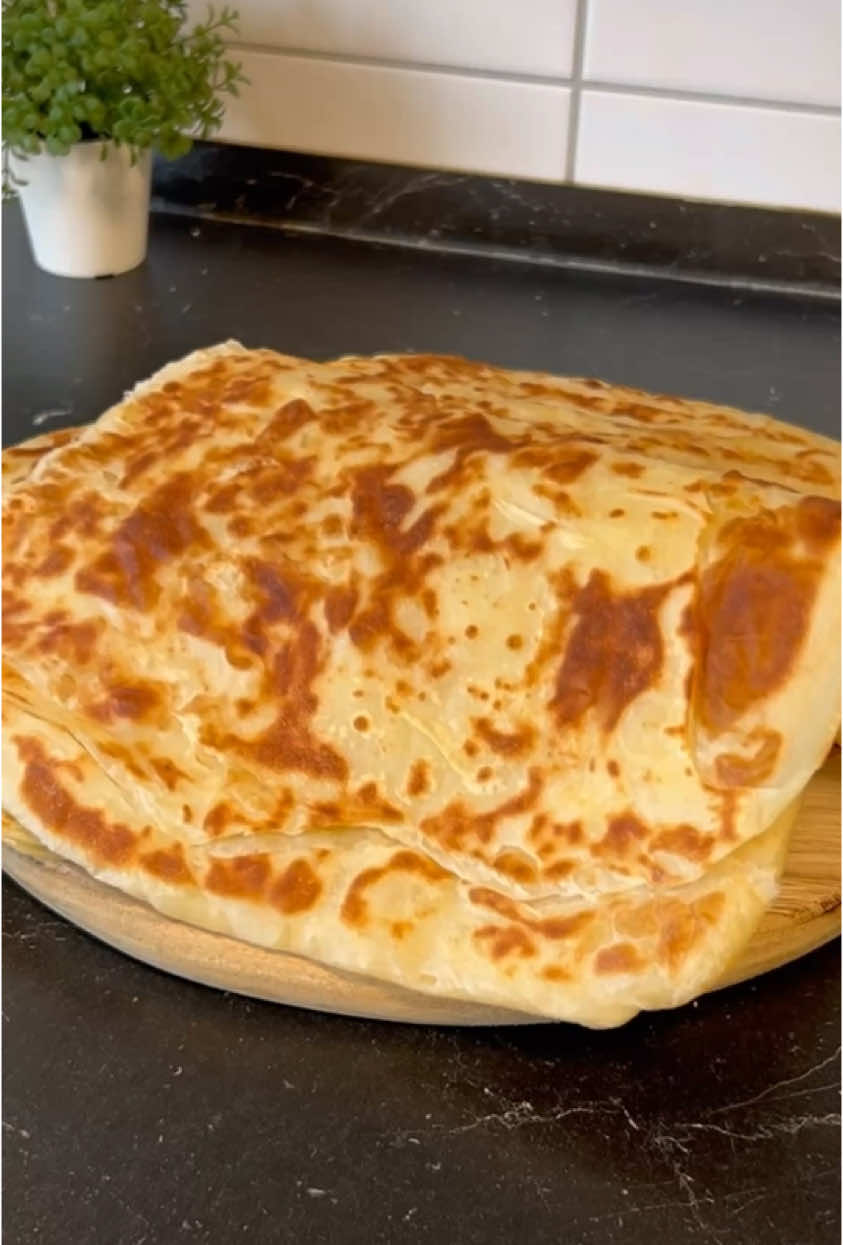 Katmer tarifi 4 Tane katmer için Malzemeler: 1.5 Su bardağı süt 3 Su bardağı un 1 Tatlı kaşığı tuz Arasına sürmek için 200 gr tereyağ.ve yarım çay bardağı sıvı yağ Hamuru yoğurup,dört beze yapalım.ilk bezeden başlayıp açabildiğimiz kadar açalım.Tere yağ ve sıvı yağ karışımından sürelim.alt kısmından ortaya doğru üç parmak genişliğinde içe doğru katlayalım.yukarıdan içe doğruda aynı şekilde bükelim.videodaki gibi büküp katlayalım.diğer bezelerede aynı işlemi yapıp,tamamladıktan sonra,hafif unlamış olduğumuz tabağın üzerine bezeleri alalım.Hava almayacak şekilde üzerlerini kapatıp.bir saat buzdolabında dinlendirelim.Dinlenen bezeleri alıp,kare olacak şekilde servis tabağı boyutlarında açalım.Tavayı iyice ısıttıktan sonra.tavaya alıp pişirmeye başlayalım.kalan yağdan iki taraflı sürerek çevire çevire pişirelim.pişen katmerleri sıcak sıcak servis yapalım. #katmer #katmetrarifi #gözleme #lezzetli #tiktokfood #yummyfood #tiktoklike #tasty 