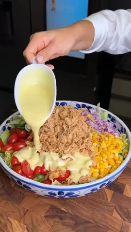 SALADA PROTEICA COM FRANGO DESFIADO 😋 Essa salada é super fácil e muito gostosa. Bora fazer? 🍽️ Ingredientes da salada:  - 1 alface americana - 1 xícara de tomate cereja  - 1 lata de milho - 1 pepino japonês  - 1/2 cebola roxa picada  - 300 gramas de frango desfiado - 50 gramas de parmesão ralado 🍽️ Ingredientes do molho: - 1 pote de iogurte natural  - 1 colher de sopa de mostarda amarela - 1/2 limão espremido - 1 colher de sopa de azeite - 1 dente de alho picado - 1/2 colher de café de sal - 1 colher de café de parmesão ralado Modo de preparo no vídeo 🤗 #saude #emagrecimento #Lifestyle  #carboidrato  #diabetes #diabetestipo2  #dieta #longevidade  #academia #musculação  #treino #jejum #jejumintermitente  #alimentaçãosaudável  #comidasaudavel  #viverbem #corposaudavel #saudemental #dopamina #serotonina #nutriçao  #nutricaoesportiva  #gym #Fitness #autocuidado #shape #mindfuness 