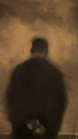 özlemek, bu kadar özlemek, etini kemiğini yakarcasına özlemek... çok kötü değil mi? bu kadar özleyip onu görememek, ona dokunamamak, onu işitememek, artık sonunun “pi” hali değil mi? biliyorsun değil mi? ne kadar umutsuz bir arayıştır o, kalabalık caddede geçen binlerce yüze bakmak belki bir kez daha görebilmek için o yüzü, belki biraz önce geçti bu kaldırımdan diye düşünmek, belki şu an arkamda yürüyen insanların içinde bir yerde demek, belki su an üzerimdedir gözleri diye paranoyalar yaşamak ne zordur değil mi? ne kadar eritir insani fark etmeden. sen de biliyorsun değil mi bunları? Nazım Hikmet | Hiç  . . . . #nazimhikmetran #nazımhikmet #nazımhikmetşiirleri #edebiyat #nazımhikmetsözleri #edebiyat #hicbirinsaniunutmak #nazımhikmetranşiirleri 