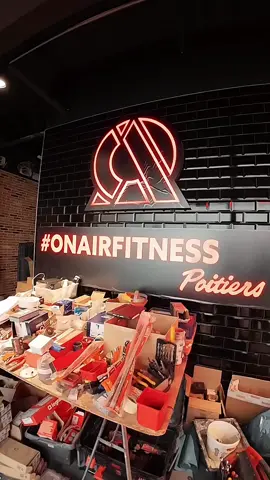 Un petit avant-goût de ce qui vous attend... 🔥 La déco ? Validée ✅  L'ambiance ? Prête à décoller 🚀 Ce n’est que le début, mais croyez-nous, vous n'êtes pas prêts !  On vous laisse admirer, mais surtout, retenez bien restez connectés, on arrive fort. !💥   #OnAirFitnessPoitiers #Poitiers #Poitiers86 #Poitiers #soon #Déco #Fitness #Fitboy #fitgirl 