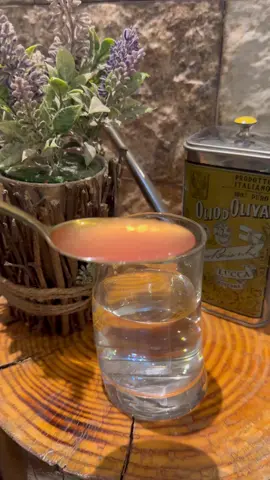 اقوى علاج للمشاكل الهضمية و عالجت بها مئات الحالات و مشاكل البشرة 🥰 و عفكرة تقوي جدا و جدا المناعة  و لها فوائد اخرى مثل :  تقوي المعدة و تعالج فتق المعدة و الاسيد و التقرحات و جرثومة المعدة تعدل السكر و تزيد حساسة الجسم للانسولين تعدل الضغط  تقوي جدا جدا جدا جدا المناعة بشكل رهيب  وضعها مباشرة على البشرة او استهلاكها داخليا يعطي البشرة نضارة رهيبة  تقوي الشعر و تكثفه تسرع التئام الجروح  نحن متوفرة لدينا عصير الوفيرا مركز  تواصلوا معنا للاستفسار  71248062 هناك نسبة من الناس قد تتحسس على جل الألوفيرا ان كان ك استهلاك داخلي او خارجي ، هؤلاء يجب ان يتجنبوها .. اذا كنتوا زارعينها قدام بيوتكن هيدي طريقتها :  كيفية تحضيرها بعد تنظيفها جيدا من المادة الخضراء السامة :  استخراج الجل الموجود داخلها و خلطه مع ماء او مع مقطرات الاعشاب مثلا :  ١٠٠ غرام جل الوفيرا مع ١٠٠ غرام مقطر اللافندر ،  هذه الطريقة تستطيعون شرب كوب صغير يوميا ١٠٠ مل ..  اذا اردتم ان يكون الخليط سميك ، اضيفوا لكل ١٠٠ غرام الوفيرا ٥٠ غرام مقطر اللافندر او اي عشبة تناسبكم ..  نستطيع وضعه مباشرة عالبشرة او الشعر او استهلاك ما يقارب ٣٠ الى ٥٠ مل من هذا الخليط  يوميا أيضا تستطيعون وضع ماء الألوفيرا في مكعبات الثلج و استخدامها مع العصائر او مباشرة على البشرة حسب نوع بشرتكم ، انا اضع مكعبات ماء الالوفيرا على بشرتي مباشرة و النتيجة خيال 🥰