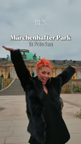 Bereit für einen königlichen Spaziergang? 🌿👑 Anzeige / Entdecke die beeindruckende Pracht des Schlossparks Sanssouci in Potsdam! Zwischen weitläufigen Gärten, majestätischen Schlössern und kunstvollen Skulpturen lässt sich die Geschichte Preußens hautnah erleben. Ob beim Flanieren durch die idyllischen Weinbergterrassen oder beim Staunen über das prächtige Schloss Sanssouci – hier wird jeder Besuch zu einer Zeitreise ins 18. Jahrhundert. Tauche ein in die Welt des preußischen Adels und genieße die Ruhe inmitten dieser traumhaften Kulisse! 🏰🌸 #SchlossparkSanssouci #PotsdamErleben #PreußischePracht #KulturEntdecken #TraumhafteKulisse #GeschichteLebendig #VSpots #Potsdamm #BerlinActivityspots #AktivitätenBerlin