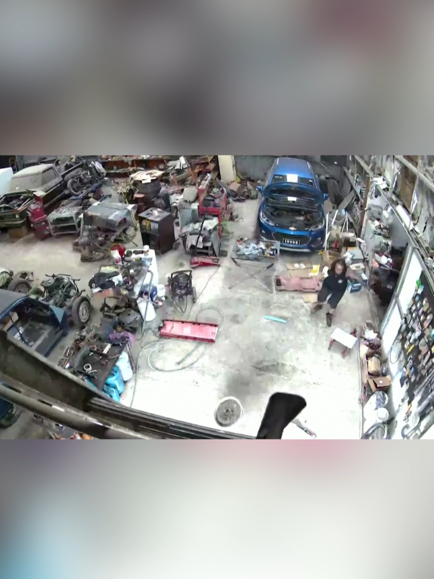 Cámara de seguridad captó el terremoto de magnitud 7.4 en un taller mecánico en Vanuatu. #Latinus #InformaciónParaTi