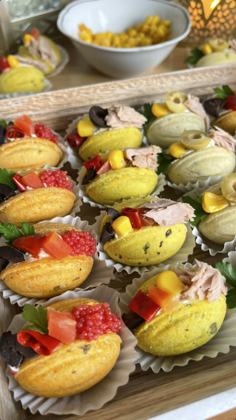 Recette pâte zouza: 500g farine  250g beurre doux  2 oeufs  Une cuillère à café de sel Une cuillère à café de levure chimique  Un cuillère à café d’ herbes aromatisantes🌿  Un peu de persil coupé finement  Pour la farce : Fromage à tartiner nature  Fromage tartare