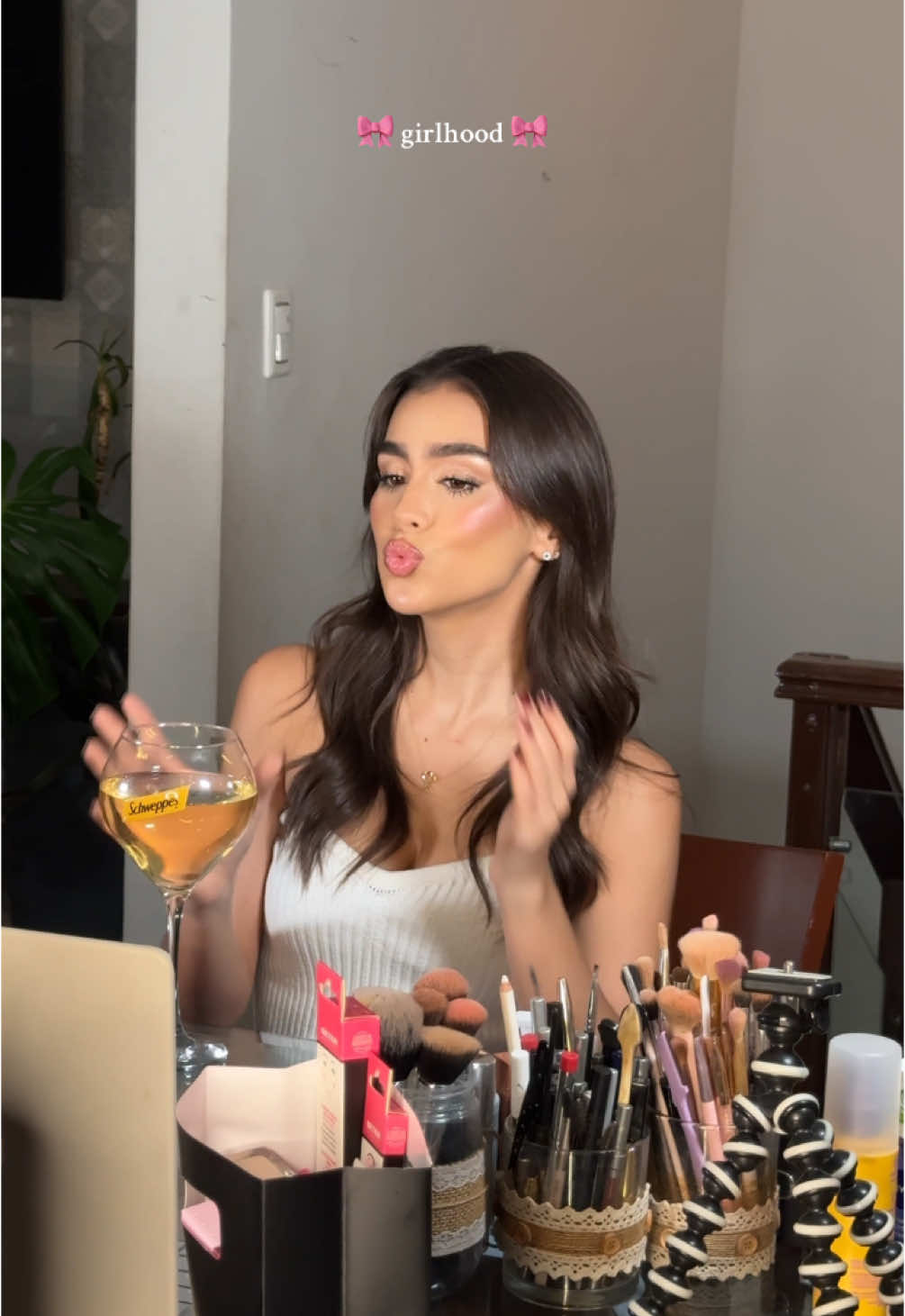 estoy demasiado feliz de compartirles este mini resumen de dos días divinos y super especiales, fueron momentos tan nuestros, llenos amor girlie, risas, tips y mucho aprendizaje, me llena el corazón, saber que ambas clases fueron un éxito total y gracias a ustedes sold out, te quiero muuuucho amiga. 🎀 btw, mi compañera en la clase, mi ginger ale #SchweppesBol🍸   #BornSocial  