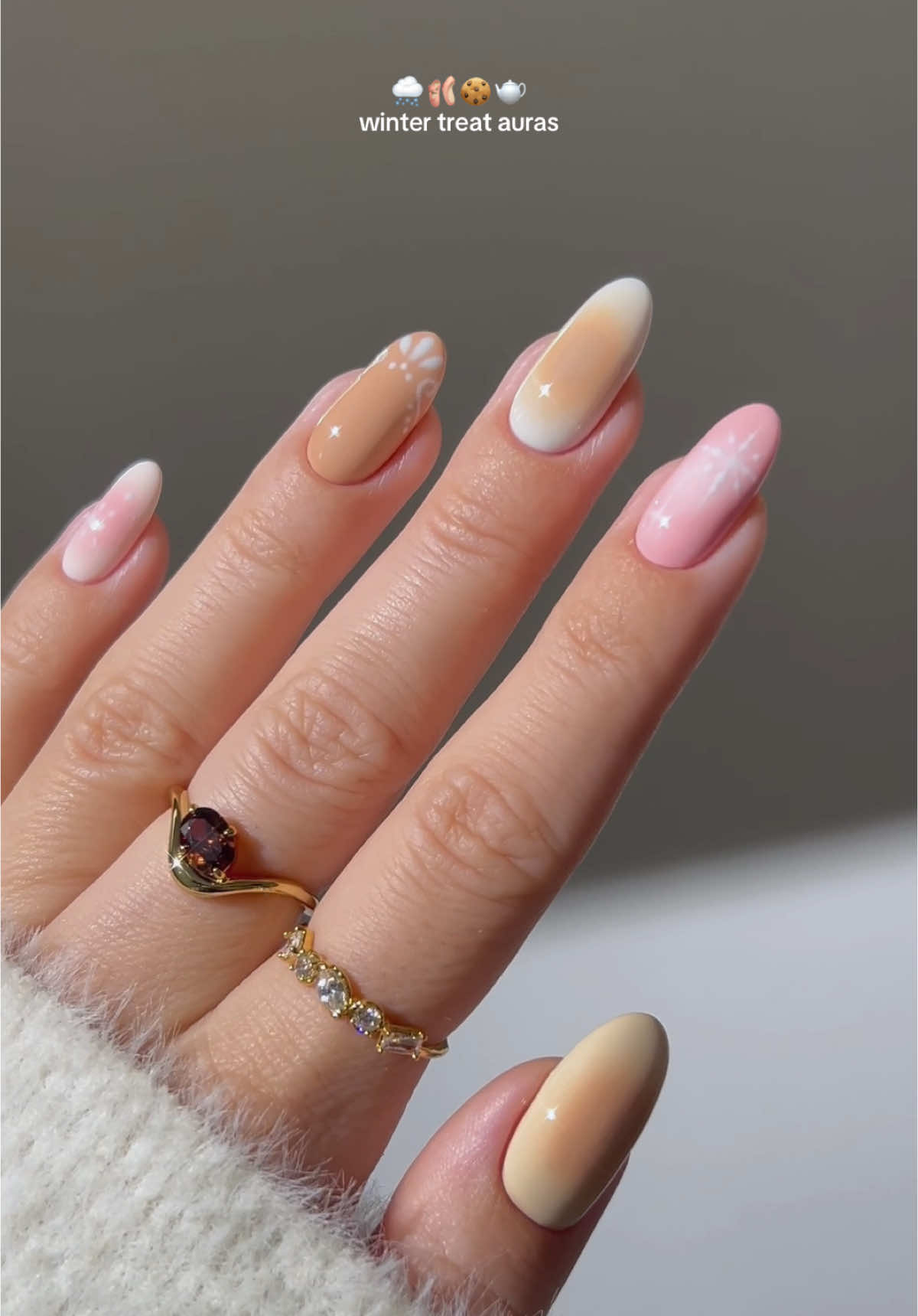 🩰🍪🫖 the recipe for the perfect winter season: toasted marshmallows, gingerbread lattes, chai teas, honey glazed biscuits, and cozy vibes on repeat—all served by @dndgel 🌨️🎀 •ad Frosted Chai Collection Colors: DV066 Texas Rose DV040 Milkshake  DV038 Smokey White  DV037 Jet Life DV052 Biscuits n Honey  DV072 Chai Latte _____ #dndgel #dndgelpolish #dndgelpartner #holidaynails #auranails #winternails #pastelnails #nails #nailinspo #nailtutorials #diynails #nailart beige pink nails almond nails, simple skittle nails gradient ombre #trendingnails 