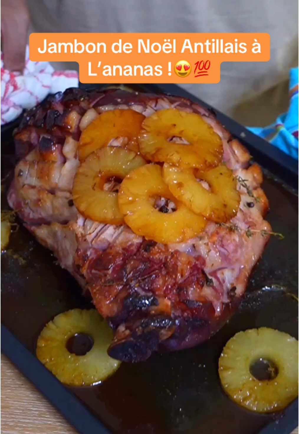 Pour la recette tu auras besoin ❤️ : -1 jambon de noel  - ananas en boite - sucre - rhum vieux  - 5 gousses d’ail - 1 piment bondamanjak - miel - clou de girofle - thym #guadeloupe #creolementbon #guadeloupefood #foodguadeloupe #martinique #martiniquefood #foodmartinique #recetteantillaise #antilles #jambondenoel #jambonananas #bientotlejambonnwel 