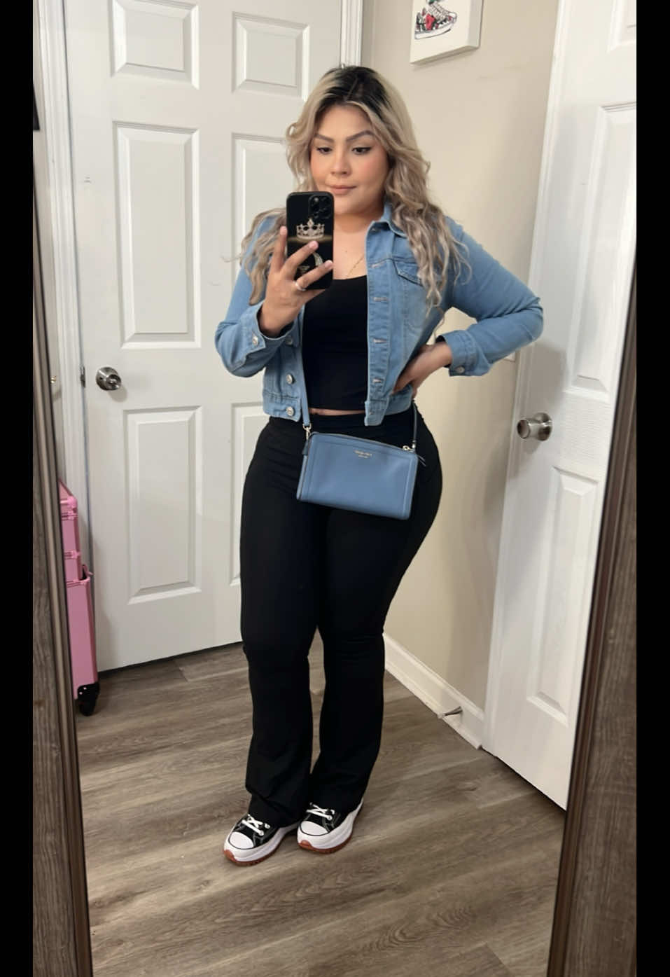 CASUAL OUTFIT 💙🖤💙 Set de FABLETICS.🖤 Denim jacket tiktok shop. 💙 #Viral #fypシ #OOTD #outfit #fyp #fypシ゚viral @Fabletics #converse #casual #outfitcasual #fashion #trending #explore #outfitinspo #outfitideas #outfitinspiration #videoviralitiktok #mujeresqueinspiran 