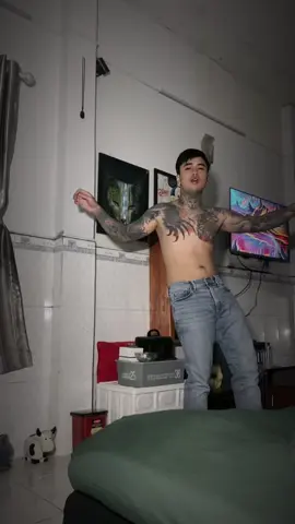 nếu nyc eim thật sự iu thww cô bé thì làm gì có cuộc gặp gỡ giữa a và eim ngày hnay nhưng ksao khi em vấp ngã có người đỡ eim dậy và tặng quà cho eim , đó gọi là cái kết viên mãn 