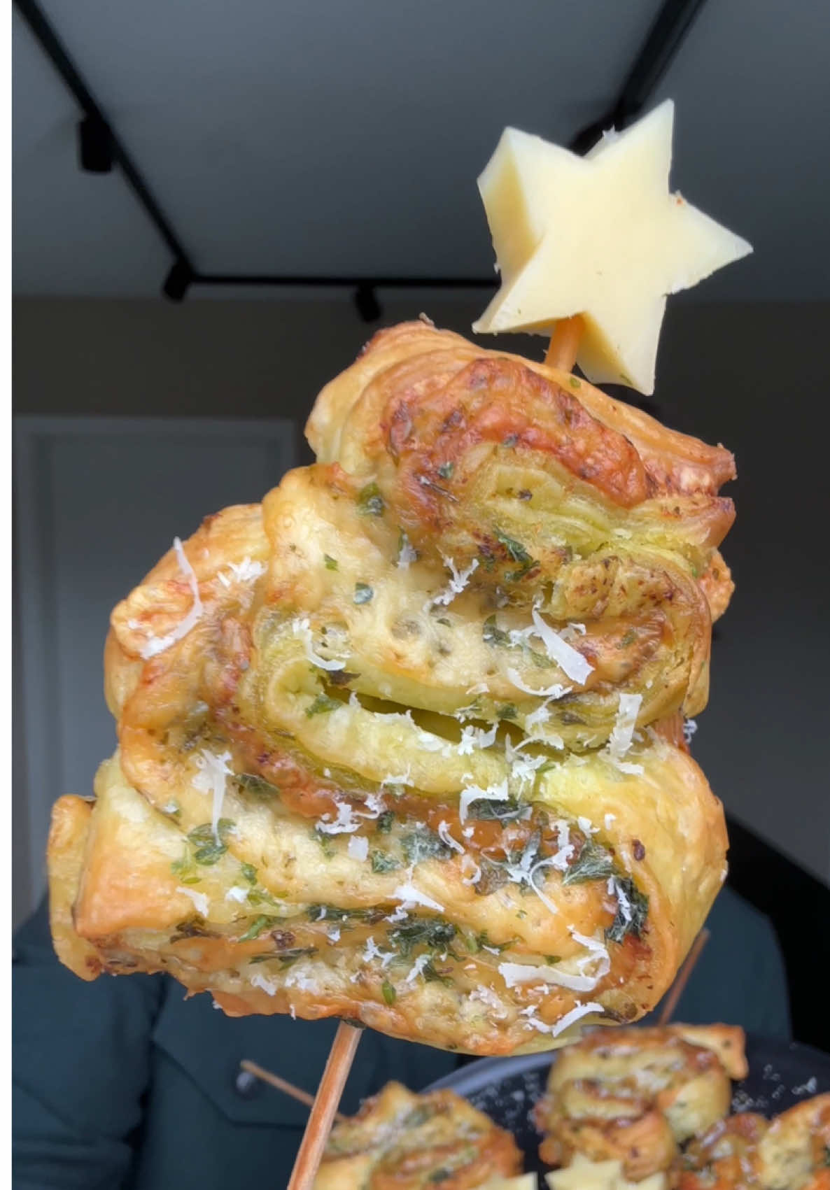 Pesto Tannenbäume 🎄😍 Diese Bäume sind der perfekte Snack für die Weihnachtszeit und sind so wunderschön oder ?🥰 Die schmecken unglaublich lecker und sind ganz fix zubereitet 🤤  Zutaten:  2 x Blätterteig  Pesto  Scheibenkäse  Parmesan  Käse (für den Stern)  Spieße - geschmolzene Butter und zerhackte Petersilie zum bestreichen  So einfach geht’s:  Zuerst bestreichen wir einen Blätterteig mit Pesto und legen anschließend den Käse darauf ☺️ Nun kommt schon der zweite Blätterteig drauf. Achtet darauf, dass die Teige schön übereinander liegen 👌🏻 Jetzt schneiden wir mithilfe eines Pizzaschneiders Streifen aus dem Teig und legen sie wie im Video zu sehen übereinander ☺️ Jetzt den Spieß hindurchgeben und mit Butter und Petersilie bestreichen. Danach für 25 min bei 200° Umluft in den Ofen schieben. Schließlich nur noch aus dem Käse einen Stern 🌟 schneiden und auf den Baum drücken 🥰 Jetzt nur noch genießen!  Viel Spaß beim nachmachen und guten Appetit 🤤 #teamzarrellaskitchen #unglaublichlecker