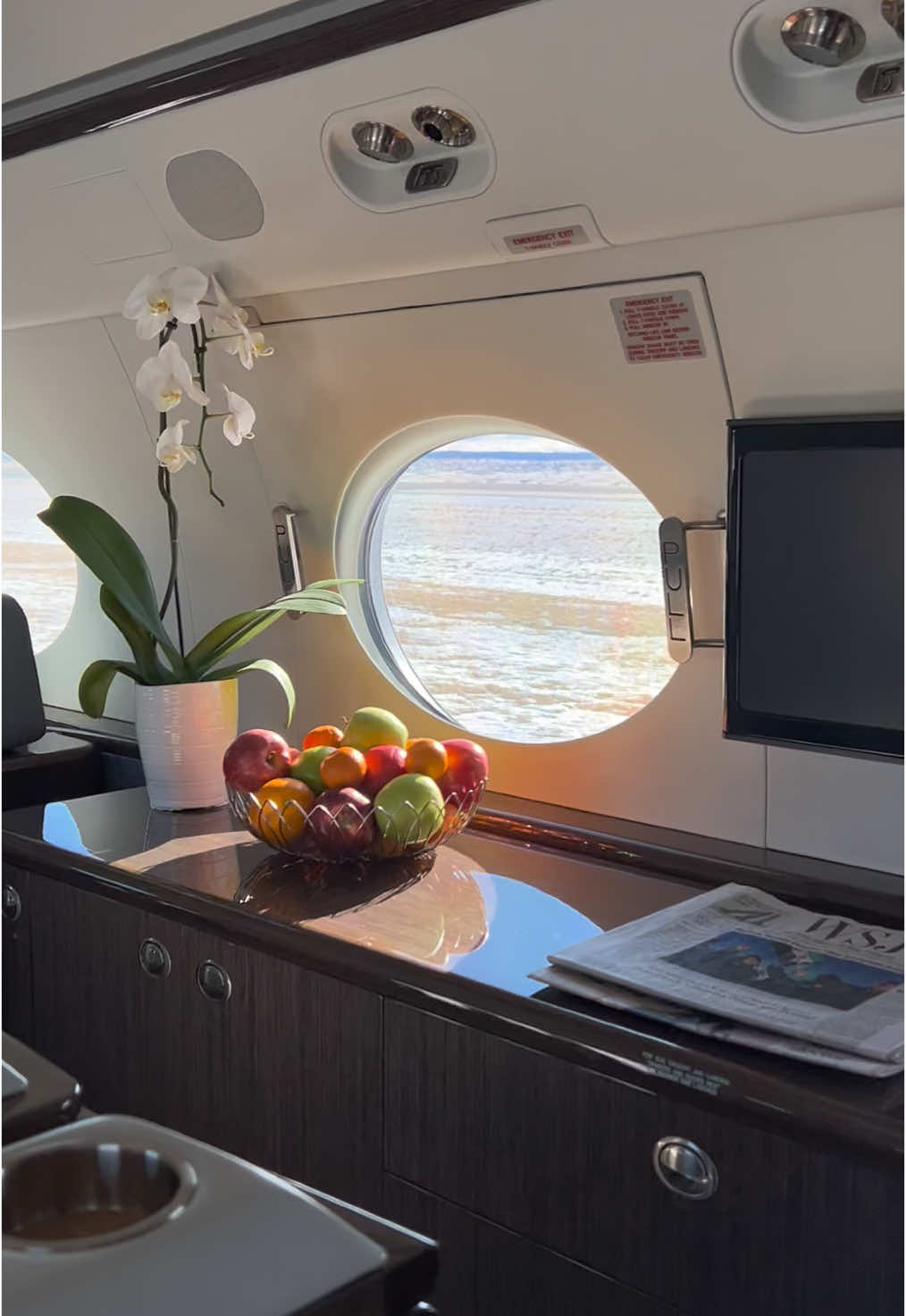 A very cold but beautiful takeoff from Aspen ❄️  #privatejet #jet #businessaviation #businessjet #privateflightattendant #corporateaviation #luxurytravel #corporateflightattendant #luxury #firstclass #aspen #wintervibes #traveltok @ASE Taxiway 