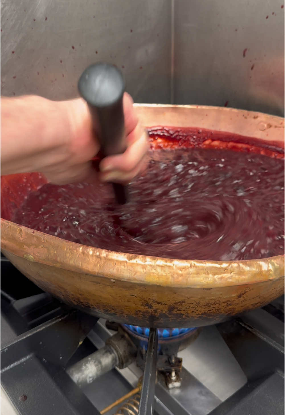 La bûche de Noël forêt-noire de la pâtisserie Sève à Lyon 🍒 #chocolatseve #buchedenoel #foretnoire #patisserie #pastrytips 