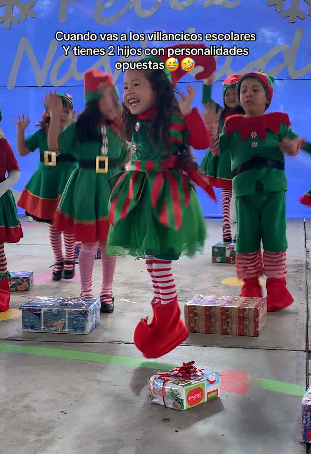 JAJAJA minimo al final aplaudio mi niño🥲😂❤️#villancicos #cosasdepapas #festivalnavideño #duende #campanasdebelen #baile #prescolar #kindergarten #misahorros #hijosymadres #parati 