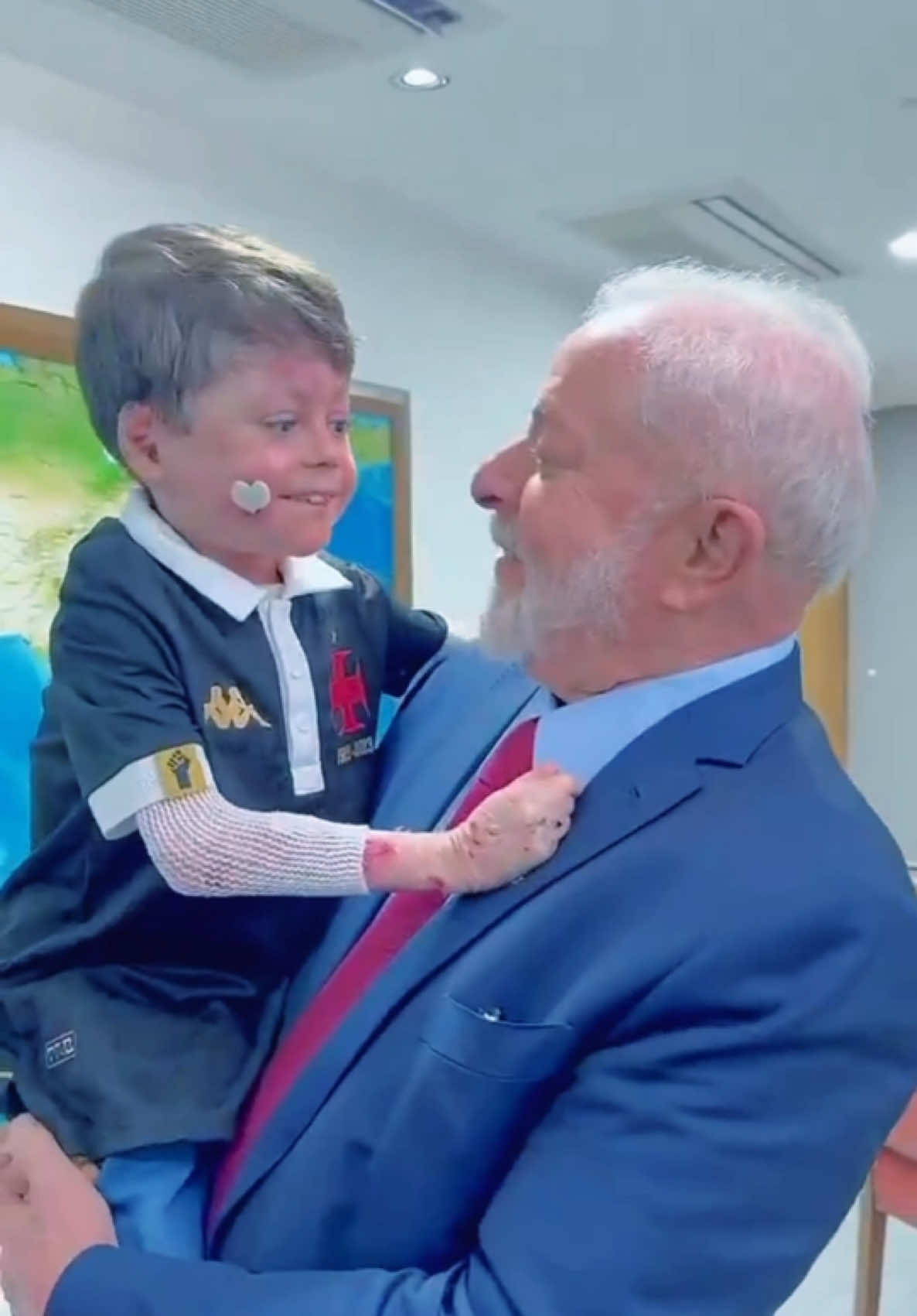 Que alegria saber que o menino Gui ganhou o FIFA The Best de melhor torcedor do mundo. Mais do que merecido. O Gui representa as crianças do Brasil e nos orgulha muito. Você merece o mundo. Receba novamente meu abraço, querido.  🎥 @Ricardo Stuckert 