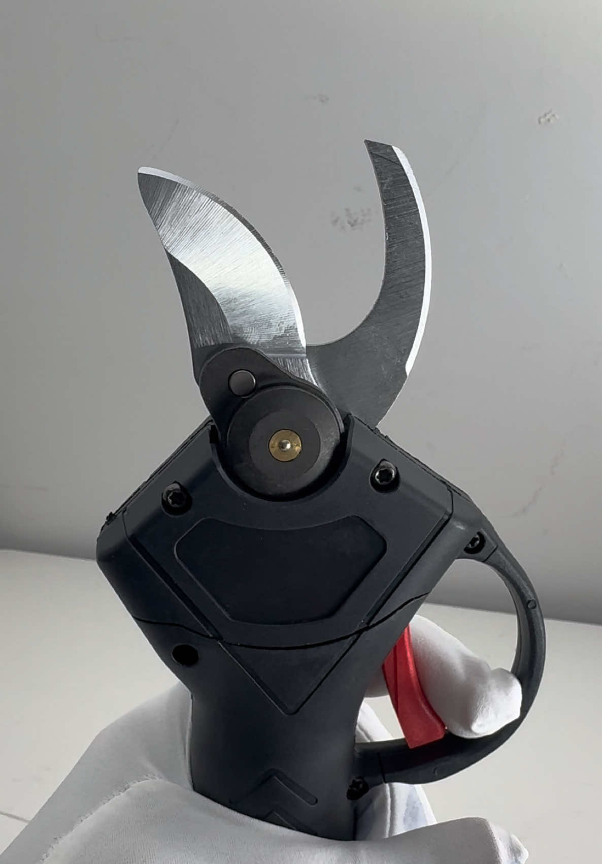 I can't recommend these Holiday Haul electric pruning shears enough! I bought them from TikTok Shop and they are honestly the best I've ever owned. The cut is fine, fast and super precise, perfect for effortlessly pruning tree branches. What impressed me the most is the battery life - they come with 2 rechargeable 2Ah lithium batteries that last a long time, so you can work for hours without worrying about running out of power.  Plus, they have a cutting diameter of up to 1.38 inches (35 mm), making them perfect for thicker branches. They are cordless, lightweight and easy to use, so even the most complicated jobs in the garden become quick and easy. Definitely a professional tool worth having - you can tell they are built to last a lifetime. An investment you won't regret making! #kepeak #tool  #jherramientas  #meccanico  #mecanico #pruning #cordless 