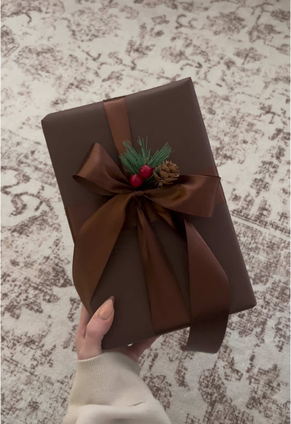 Replying to @jackie  a tutorial for those who asked 🫶🏼 everything i used is 🔗!! #wrappingtutorial #christmas #wrappinggifts #aesthetic 