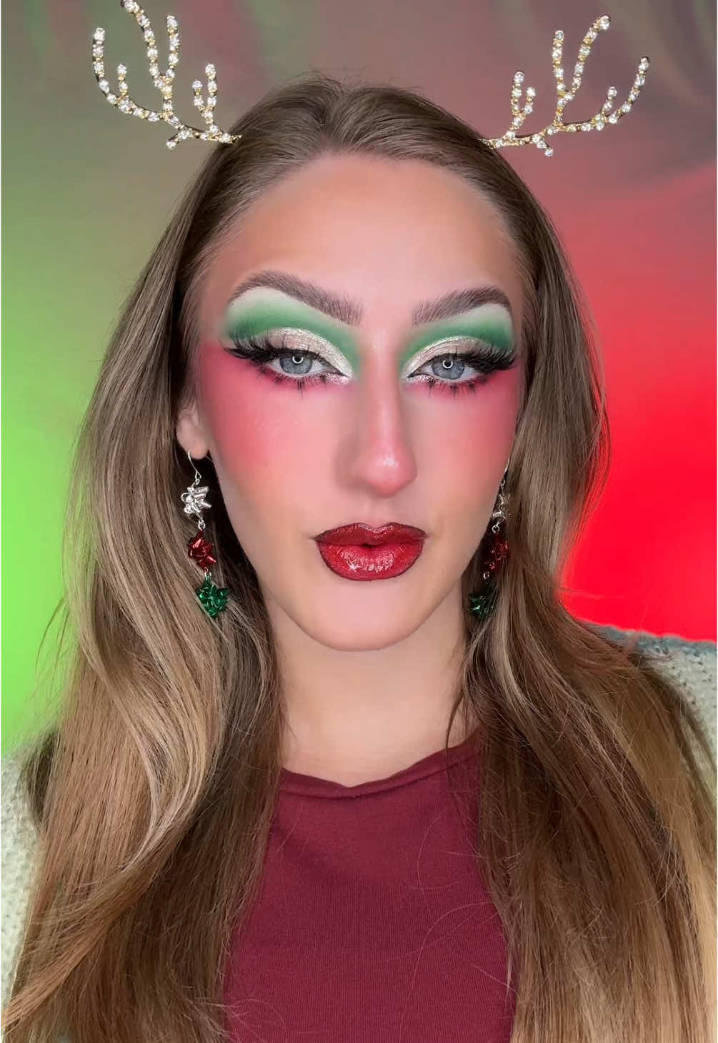 this makeup makes me feel like a little elf 🎁🎄 #makeupartist #transitiontutorial #christmasmakeup #christmasmakeuplook #holidaymakeup 