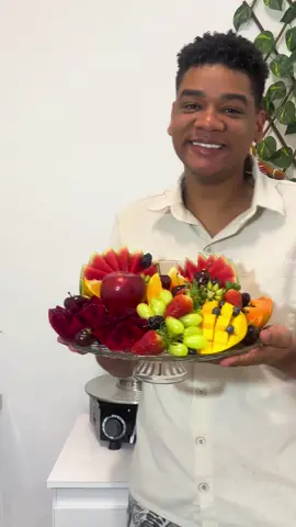 Todo Natal aqui em casa tem que ter frutas na mesa. 🎄🍒 A gente ama e gostamos de sair do tradicional.  Trouxe uma ideia bem legal para vocês fazerem aí na mesa da ceia para ficar ainda mais linda.  Frutas - @bancadasfrutas_ 🍓🍍🍎 #ceiadenatal #frutasdecorada #natal2025 #frutas #decoracaoemfrutas #comida #finaldeano #2025