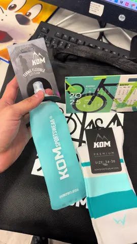 Regalos version runner 🔥 . #Kom  #komsports #komcoffee #ciclismo #ropadeciclismo #cycling #coffee #cafecolombiano #ropaparaciclistas #jersey #chaquetacortaviento #cafe #jersey #uniformesdeciclismo #gravel #mtb #Running #regalospararunners 