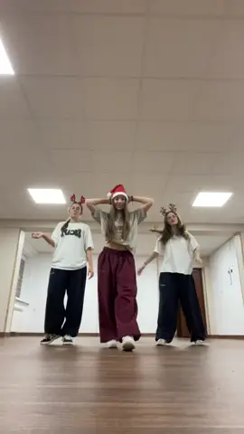 brunette trio!! creator: @SDance Studio #trio #brunette #fyp #rp #rpnotimp #rpmodels #fypシ゚viral #viral #tiktok #video #christmas 