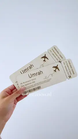U M R A H ✨ Dit is de perfecte manier om jo jouw dierbare te verrassen met een mooie reis 🤍🕋 #creatiessnl #creatiess #umrah #ticket #umrahticket #umrahgift #reiscadeau #cadeau #gift #mekkah #medina 