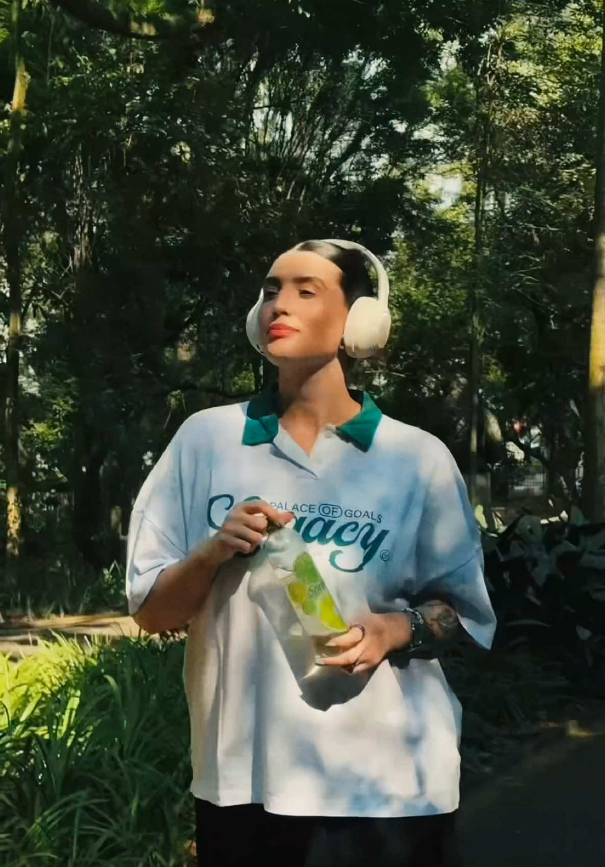 Me desafiei a fazer um vídeo num dia super quente em SP, mas como estava acompanhada com Sprite Lemon Fresh foi tranquilo 😌 Me conta o que achou do resultado e bora todo mundo pegar leve com Sprite Lemon Fresh nesse verão! #Sprite #PegaLeve #ClimaQuenteCabeçaFria #Publi @sprite_br