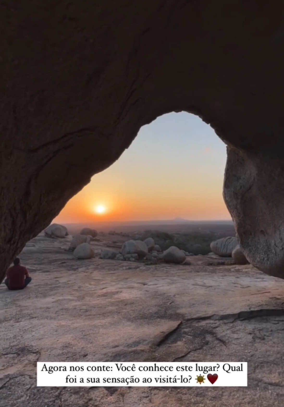 Lajedo de Pai Mateus: um espetáculo natural na Paraíba! Localizado em Cabaceiras, o Lajedo de Pai Mateus é um lugar único no mundo! Formado por mais de 100 matacões (grandes rochas arredondadas) com até 4 metros de altura, essas formações foram moldadas pela natureza ao longo de milhares de anos. O local oferece um cenário deslumbrante, especialmente ao pôr do sol, que transforma a paisagem em um verdadeiro espetáculo. Além de sua beleza natural, o Lajedo é repleto de história e misticismo. Acredita-se que o eremita Pai Mateus viveu na região no século XVIII, e pinturas rupestres revelam a presença humana há pelo menos 10.000 anos. Se você busca um destino único, que combina natureza, história e um visual impressionante, o Lajedo de Pai Mateus é a escolha perfeita. Não perca a chance de conhecer esse tesouro geológico da Paraíba!