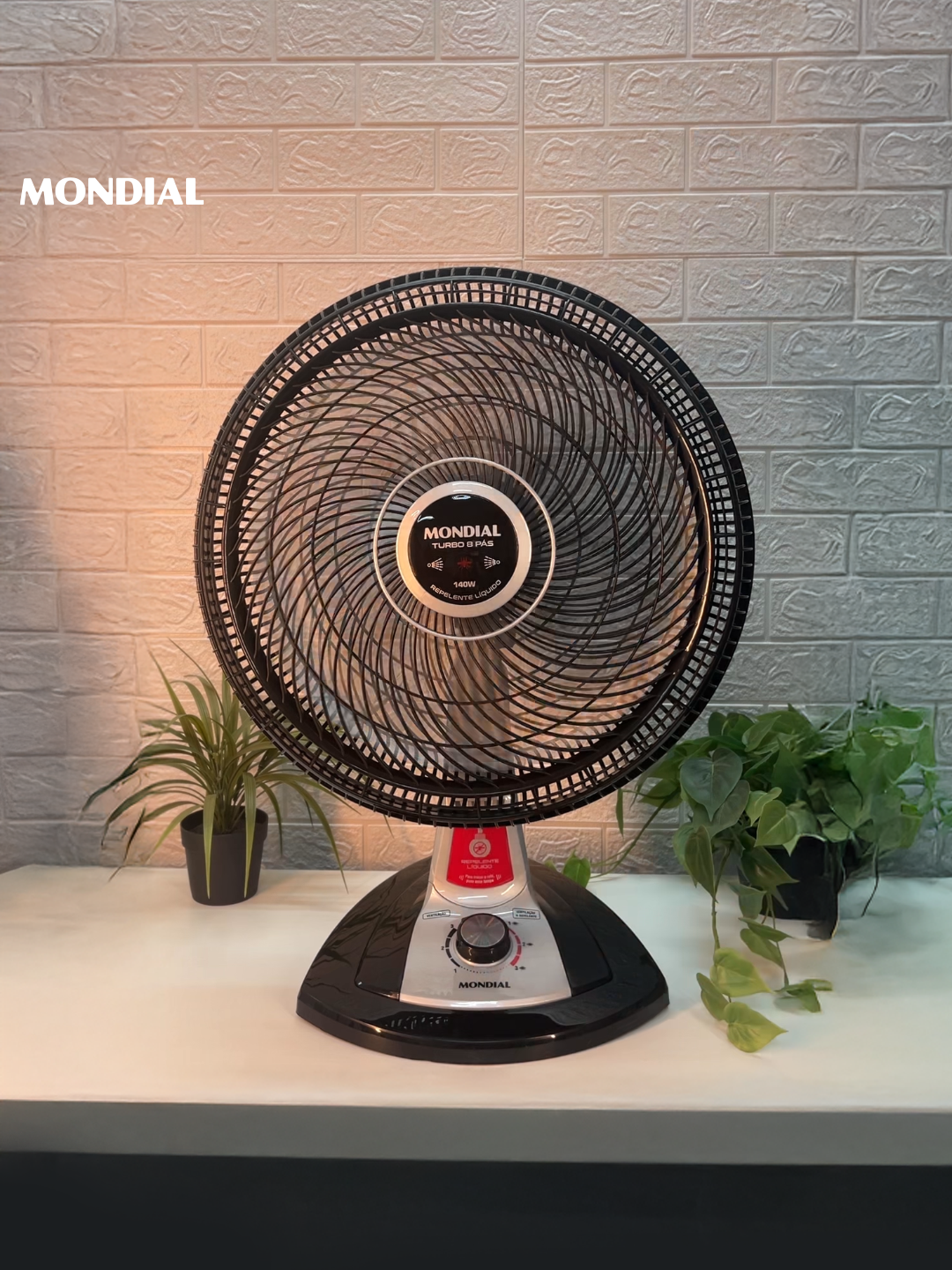 Está sentindo a brisa fresquinha chegar até você? A culpa é do Ventilador de Mesa Mondial Turbo 8 Pás. 🌬️❄️ Além de possuir 8 pás, ele refresca qualquer ambiente e mantém pernilongos e mosquitos longe com o sistema de repelente líquido embutido. 🚫🦟 Para quem você vai pedir um desse de Natal? Marque ou mande este vídeo para a pessoa! 🎁🎄 #MondialBR #Ventilador #Repelente #Verão #Dicas