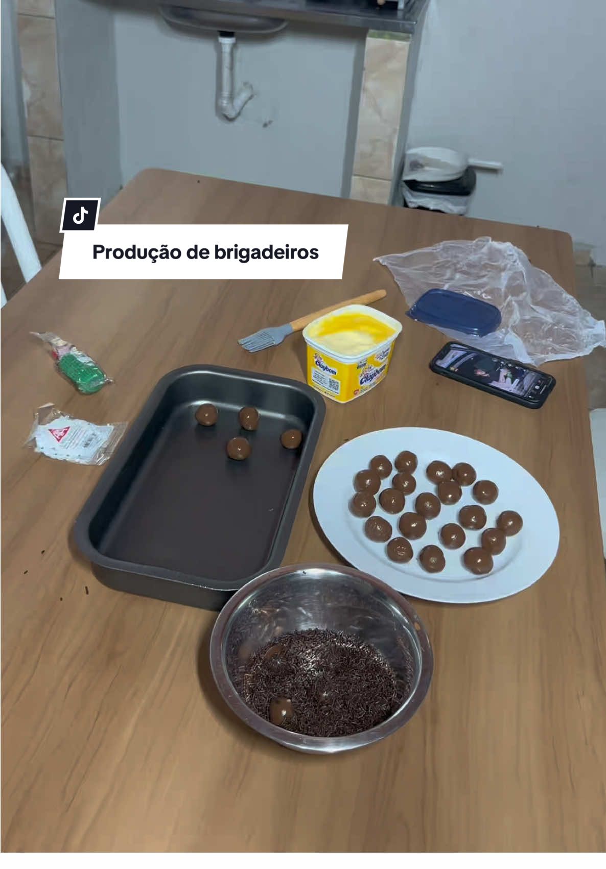 Produção de brigadeiro pra surpresa do meu irmão #brigadeiro #irmão #familia #doce #brigadeirotradicional #reforma #brigadeirogourmet #irmã #irmãs #festasurpresa 