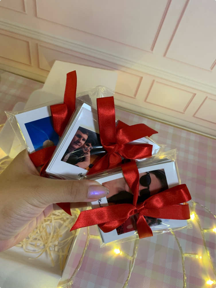 Fotos polaroids com imã. Transforme as suas memórias em algo que você pode ver todos os dias. As fotos com imã são perfeitas para dar um toque especial à sua casa ou presentear quem você ama. #fotospersonalizadas #diydecoração #presentescriativos #decoraçãoestilosa #momentosespeciais #dicascriativas #homedecorideas #polaroidstyle #compreonline #ideiasparadecorar #polaroid 