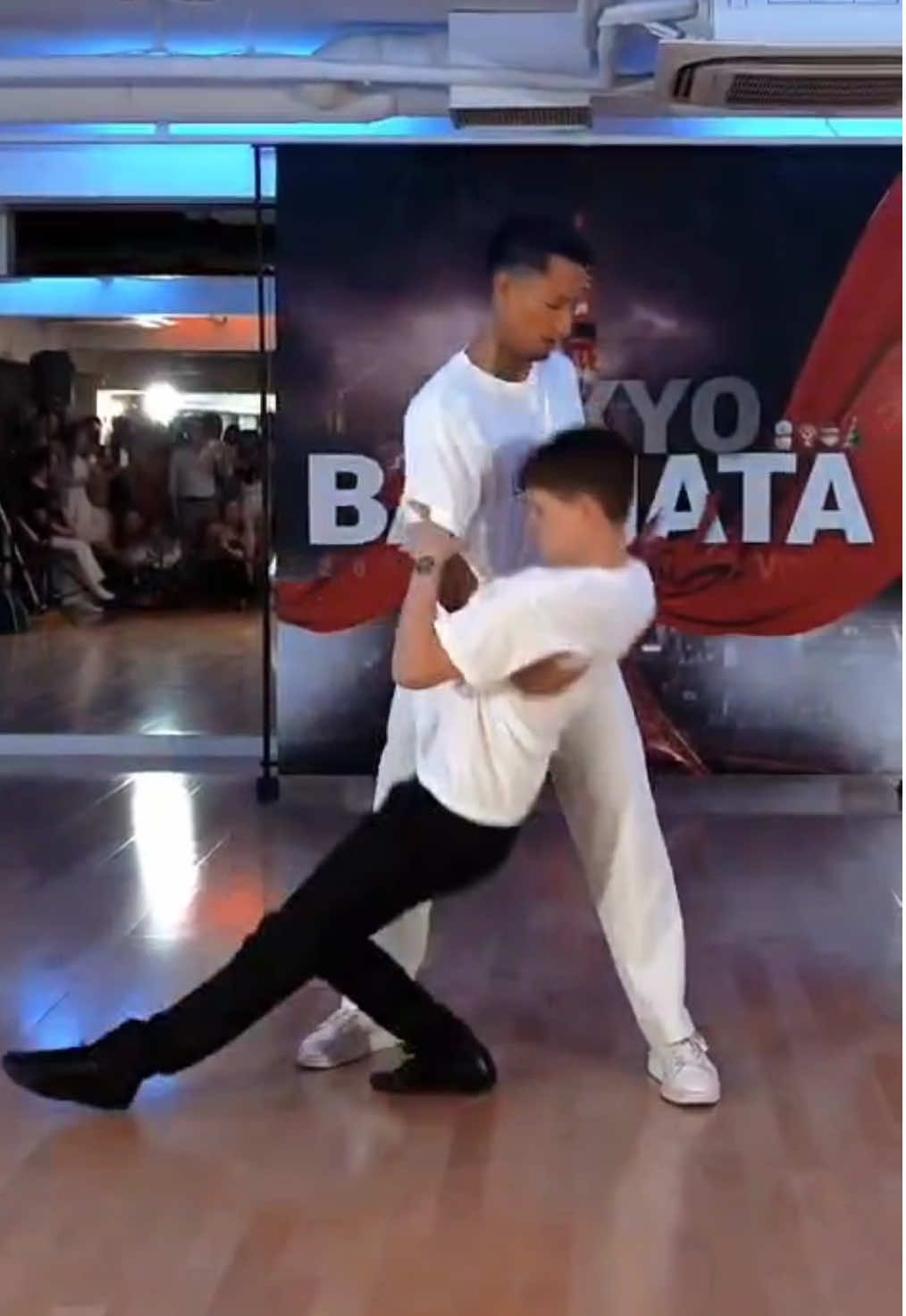 French Boys be like 🇫🇷 Super cool video by Jojo © @Leo Lorenzo ✨ the genius ♥️ @tokyo_bachata_festival_ Feel free to share 🎙️@PintoPicasso  #dance #dancers #dancer #danse #danseurs #danseur #bachata #bachatasensual #bachatera #bachatero #coupledance #dancehall #dancing #dancevideo #dancevideos #dancelife #dancerlife #pro #profesionals #teachers #art #artists #artist #video #videooftheday #reel #reels #leolorenzo #leolorenzooo #tokyo