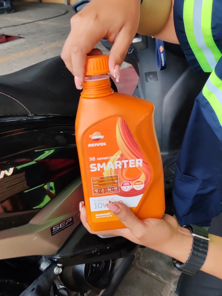 Las scooter tienen un lubricante especial, Repsol tiene una formula específica para este tipo de moto.   #scooter #repsol #lubricante #biker #cuidatumotor #fyt 