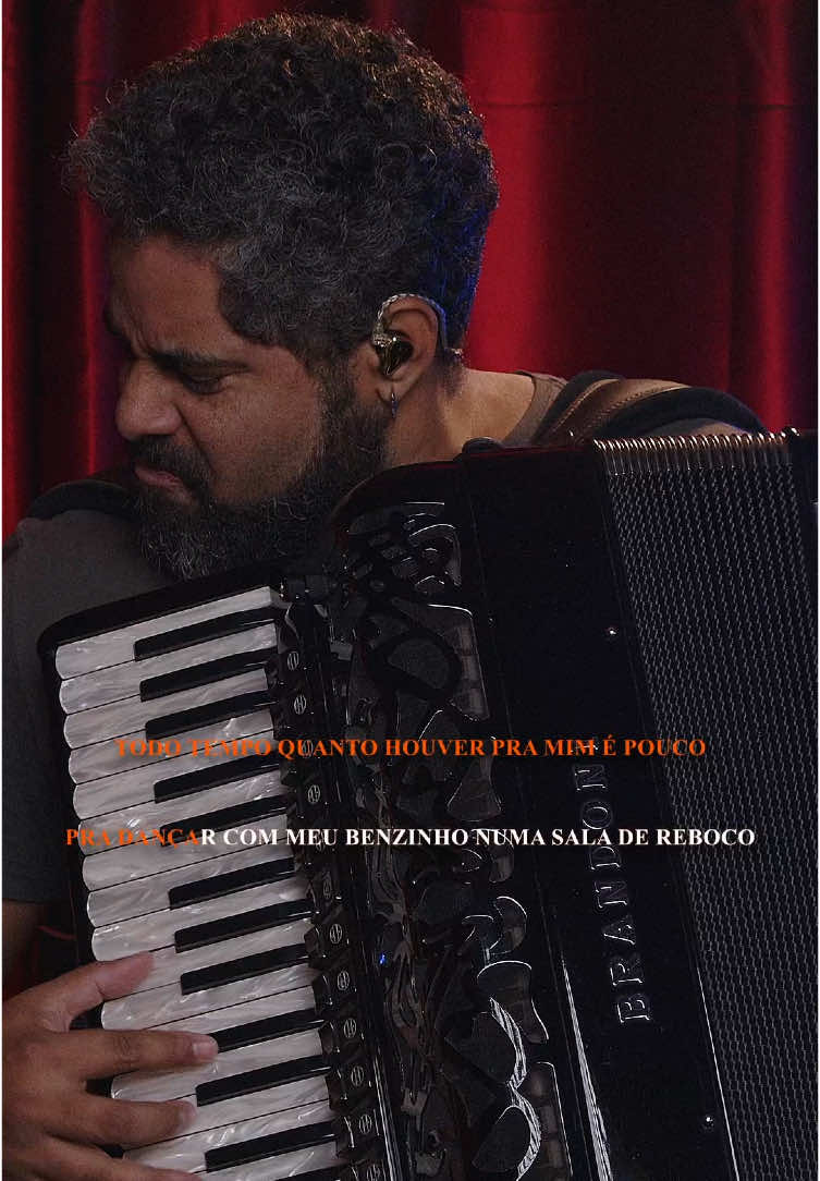 🎤 Hora do Karaokê com Sanfona!🪗   Cante junto esse clássico que todo mundo ama! 🎶   💬 Marque quem vai cantar com você e soltar a voz nos comentários!   🎵 Música: Numa Sala de Reboco 🎧 Não esquece de curtir, compartilhar e seguir para mais karaokês incríveis! #sanfona #forro #sanfoneiro #karaoke 