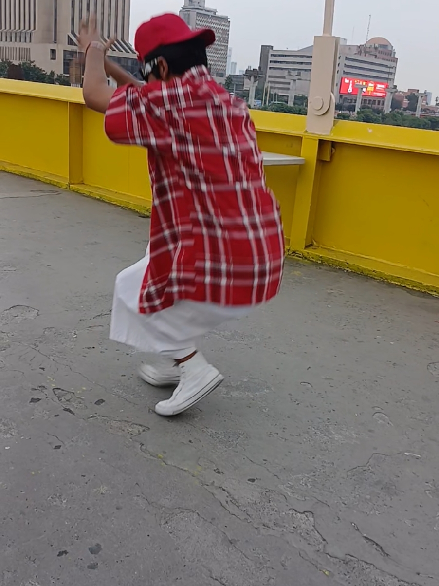 Asi se baila la cumbia kolombiana en monterrey kolombia👆 #monterrey #baile #regio #parati #puentedelpapa #colombias #fyp #bailandocumbia 