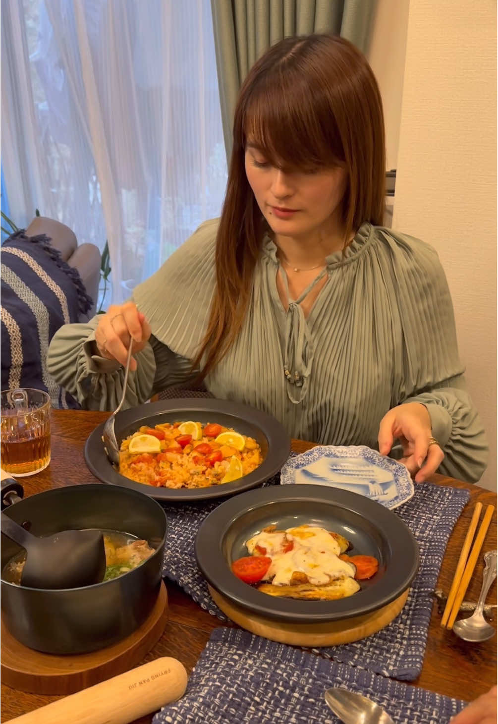 藤田金属さんのフライパンが優秀すぎなのでご紹介！ 今日を元気にするお味噌汁パン 鉄分不足の現代女性に着目したフライパンで、料理をするだけで鉄分が摂れます。 フライパンジュウ　SとM(取手付き) 取手が取れるので食卓にそのまま乗せれるし、オシャレな食卓になります🩵 クリスマス🎄の食卓にどうですか？♡ #クリスマス#フライパン#藤田金属#フライパンジュウ#今日を元気にするお味噌汁パン