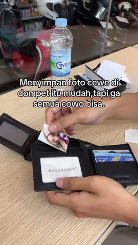 Setiap ganti dompet malah ga lupa nyimpen foto aku di dompetnya🥹#fyp #bostanten #dompetcowok 