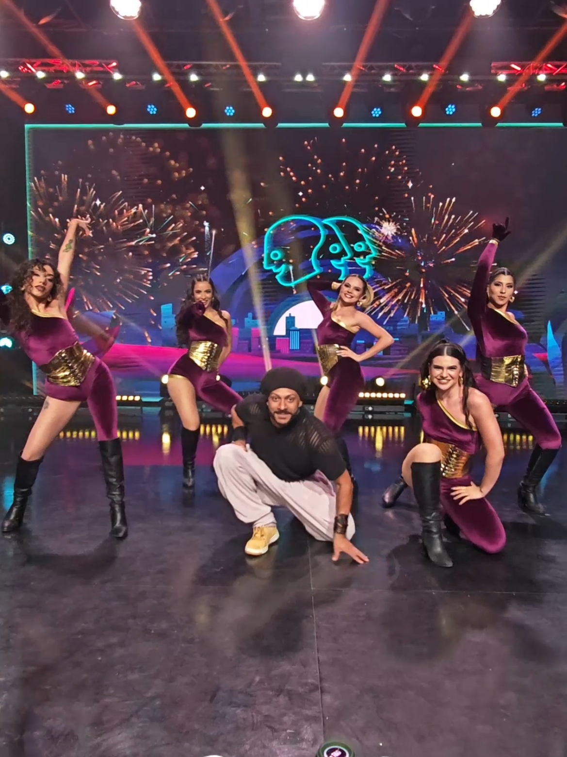 🔥 🎶 ¡Cuando el ritmo se apodera de estos chicos, no hay quien nos detenga! 💃🕺 ¿Cuál otra canción los ponemos a bailar? Más detalles de #ElChinamo en Teletica.com. 📲 #LaMejorFiesta #CostaRica #Teletica #Baile 