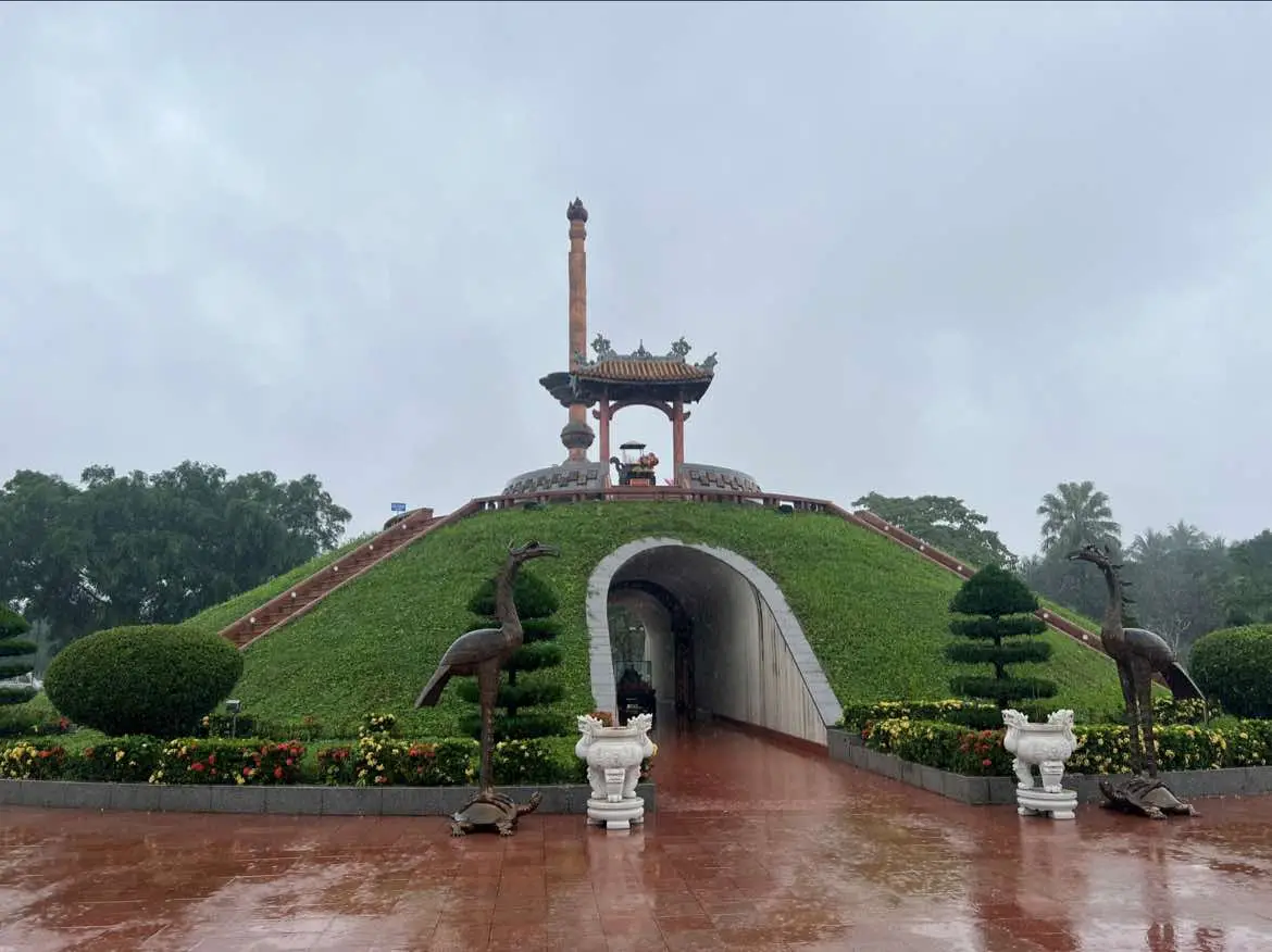 Thành cổ Quảng Trị - cối xay thịt. Chỉ trong 81 ngày đêm với chiến dịch tái chiếm Thành Cổ, số bom đạn mà quân đội Mỹ - Ngụy đã ném xuống tương đương với sức công phá của 7 quả bom nguyên tử mà Mỹ đã ném xuống Hiroshima, Nhật Bản năm 1945. Gọi là 81 ngày đêm nhưng thực tế Quảng Trị những ngày đó không có đêm, không một giây phút bình yên. Cái chết, sự hy sinh chưa bao giờ là nỗi sợ của những chiến sỹ Thành cổ. Lúc đó, cán bộ chiến sĩ của tiểu đoàn K3 cùng đồng đội quyết tâm bằng mọi giá phải giữ vững cho được thành cổ, kiên quyết không cho địch cắm cờ, đảm bảo an toàn cho từng mét đất bằng mọi giá.Vậy mà, trong suốt 81 ngày đêm – tương đương gần 2.000 giờ đối mặt với cuộc chiến khốc liệt ấy, hàng ngàn chiến sỹ - những thanh niên tuổi mười tám, đôi mươi vẫn giữ vững tinh thần chiến đấu, hoàn thành nhiệm vụ chốt giữ Thành cổ. Sức mạnh nào đã tạo nên sự phi thường đó? #quangtri 