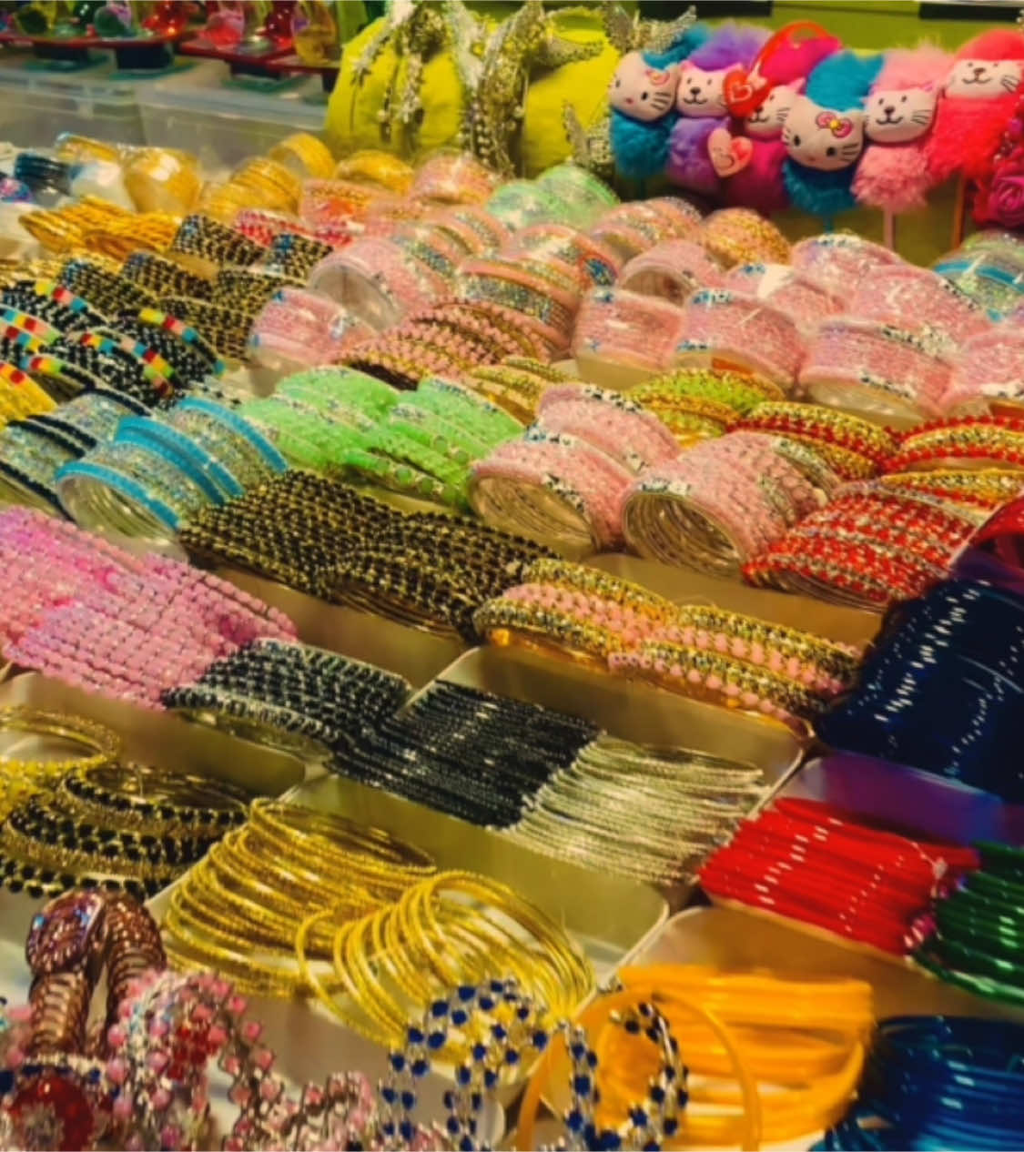 আজকে একটা প্রিয় মানুষ থাকলে কিনে দিতাম রেশমি চুরি ………🥰😇