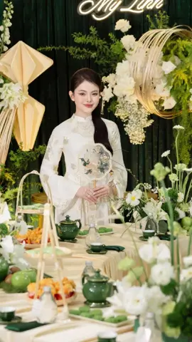 Trang trí tiệc cưới với tone màu trắng - xanh lá đã được rất nhiều cô dâu & chú rể sử dụng trong năm 2024 và chắc chắn sẽ còn làm mưa làm gió trong mùa cưới năm 2025.  Tone màu khơi gợi đến một tình yêu ngọt ngào, trong sáng đầy lãng mạn, đồng thời gửi gắm mong ước về cuộc sống lứa đôi hạnh phúc    Các chị đẹp của em ơi, mùa cưới tới rồi, nhanh tay liên hệ Meichu để được tư vấn chi tiết kèm nhiều ưu đãi hấp dẫn ạ ------------- 𝐌𝐄𝐈𝐂𝐇𝐔 𝐃𝐄𝐂𝐎𝐑 𝐆𝐈𝐀 𝐓𝐈𝐄̂𝐍 #TrangTriGiaTienGiaLai #DecorGiaTienGiaLai #GiaTienGiaLai #TrangTriGiaTienXinh #TrangTriCongCuoi #TrangTriDamCuoi #TiecCuoi #GiatienXinh #GiaTienGiaRe #meichudecor