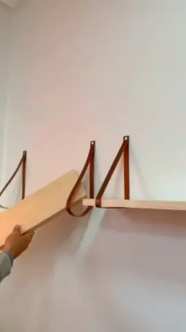 prateleira madeira maciça com alça de couro lindo na decoração e organização consulte-nos  #moveisparalojas #moveis #prateleira #achadinhosdashopee 