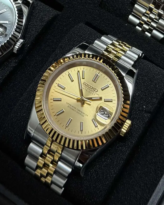 The two tone piece has been a holiday favorite 🤩 DM us if you’re interested in customizing a timepiece today ✅ #seiko #seikomod #customwatch #watch #royaloak #WatchCollection #automaticwatch #seikocollector #timepiece #seikomodder #watchgame #customseiko