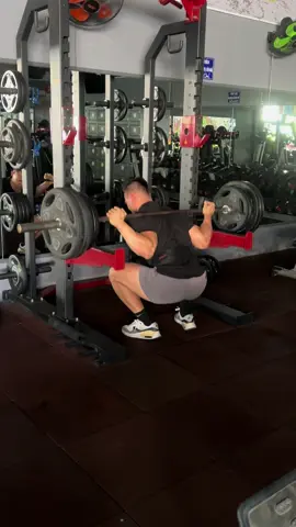 Pause squat #glutesworkout #legday #natural #coachingonline 