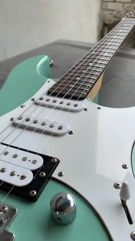 kmren pada nanya gitarnya merk apa, ini Yamaha pacifica 112v!!!🩵 #yamahapacifica #yamahamusic #guitartok #guitar #music #fyp #stratocaster #guitarist 